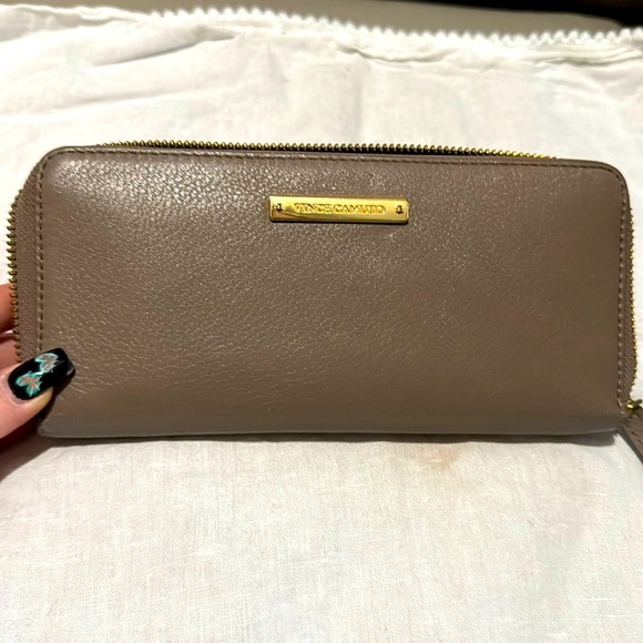 Vince Camuto leather taupe wallet - Picture 1 of 13